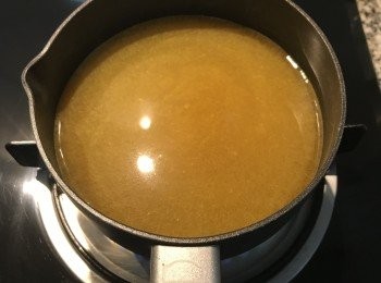 step2: 將山槴子粉或山槴子6顆，放到滷包袋裡後，再放到525g的水裡煮滾； 山槴子粉如果是直接入水裡煮的話，就是煮滾後還要濾過ㄧ下雜質。