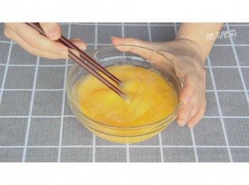 step4: 雞蛋打散, 加一點點水跟鹽