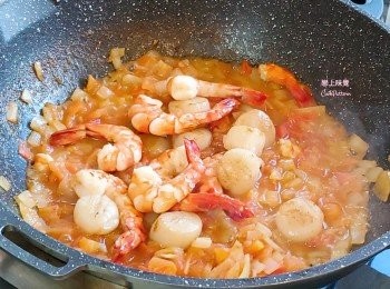 step7: 虎蝦及帶子加入辣汁中煮熟。