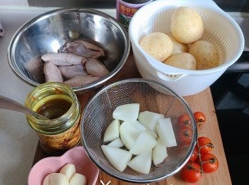 step1: 急凍<a href="https://bit.ly/3zHU5V3" target="_blank" data-keyword="雞翼" class="guide-link"><strong>雞翼</strong></a> <span style="display:inline-block;vertical-align:middle;margin-top:-3px;color:initial;border-radius:3px;padding:2px 3px;font-size:12px;line-height:14px;background:#87d300;color:#fff;">即買</span> 放普通格低溫解凍後先徹底洗淨及用廚紙抺乾；加入<span class="group_2">醃料</span>醃最少醃15分鐘。澳洲小白薯洗淨切半。洋蔥切塊。