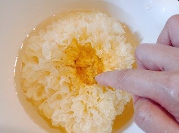 step4: 雪耳浸發至發大軟身之後剪走底部深色部分及較硬身部分，再剪開一小朵朵 ;