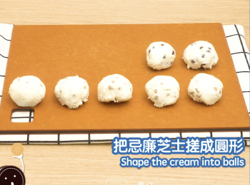 step15: 把忌廉芝士搓成圓形 放入雪櫃冷藏半小時備用
Shape the cream into balls Freeze for half an hour