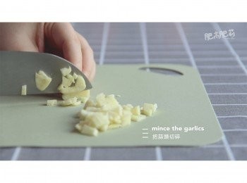 step2: 把蒜頭切碎, 備用