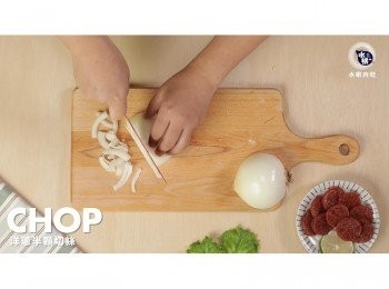 step1: 洋蔥半顆切絲