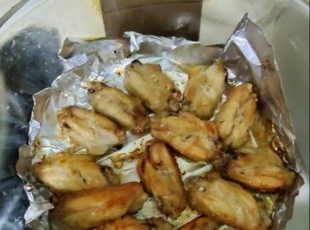 step3: <a href="https://bit.ly/3zHU5V3" target="_blank" data-keyword="雞翼" class="guide-link"><strong>雞翼</strong></a> <span style="display:inline-block;vertical-align:middle;margin-top:-3px;color:initial;border-radius:3px;padding:2px 3px;font-size:12px;line-height:14px;background:#87d300;color:#fff;">即買</span> 放入預熱200度5分鐘光波爐，放入<a href="https://bit.ly/3zHU5V3" target="_blank" data-keyword="雞翼" class="guide-link"><strong>雞翼</strong></a> <span style="display:inline-block;vertical-align:middle;margin-top:-3px;color:initial;border-radius:3px;padding:2px 3px;font-size:12px;line-height:14px;background:#87d300;color:#fff;">即買</span> 焗200度30分鐘經常反轉取出備用，