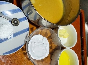 step3: 第二日發酵完要蒸時才加入[B材料]鹼水1/4茶匙,泡打粉4g,椰漿34g,菜油16g,已經溶解牛油16g