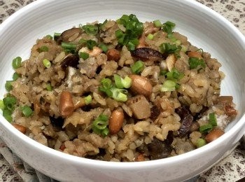 step10: 飯煮熟後盛起，撒上蔥花及脆花生便可享用。