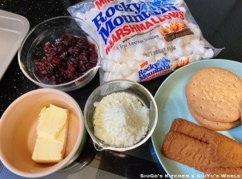 step1: 預備：
在長焗盤上鋪放牛油紙。
餅乾放入保鮮袋敲碎(不用太碎)。