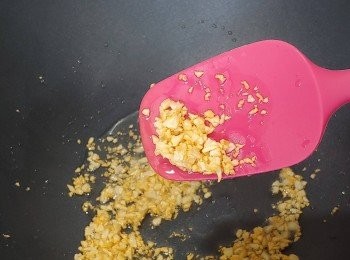 step2: 下2湯匙油慢火燒熱，放進餘下的蒜粒炸至微微金黃備用（勿炸焦啊！）