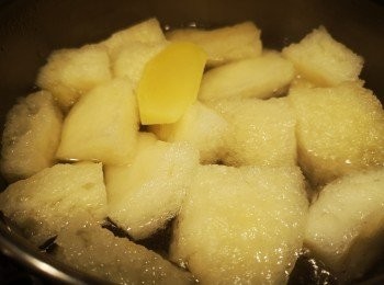 step1: 免治肉加入<span class="group_2">醃料</span>醃15分鐘，勝瓜去部分皮切件，魚肚解凍，解凍後凍水加入4片薑煲滾，加入魚肚，汆水3分鐘，盛起備用。