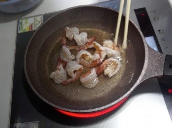 step6: 魷魚及蝦先出水至七分熟撈起