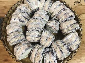 step7: 沾好的茄子鑲肉先放置回潮；剩下的茄子則切單片也沾粉；