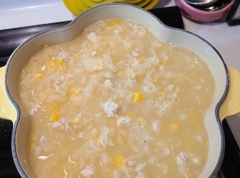 step4: 再加入粟米蓉和粟米粒煮約10分鐘，將爐火調較至最細火，加入已拂勻的雞蛋，用筷子搞拌成蛋花，馬蹄粉開水，加入馬蹄粉水時一邊攪拌一邊緩緩倒入(不用全部用完），拌勻至自己喜愛的濃稠度和馬蹄粉完溶掉就可以熄火，食前隨個人喜好加入胡椒粉便可享用。