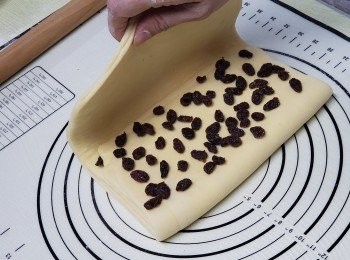 step9: 再放上葡萄乾,右邉摺上,放入雪櫃雪20分鐘