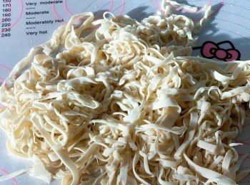 step1: 煮麵條，瀝乾水待用。
（圖是我手工一刀一刀切的手工麵🤣做得好辛苦喲~）