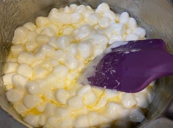 step2: 於小鍋中加入牛油以慢火煮溶，拌入棉花糖，期間需要不停攪拌。