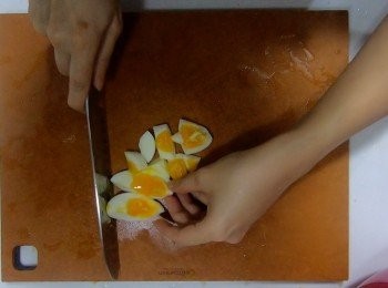 step5: 雞蛋冷水下鍋，煮沸後續煮5分鐘撈起(大概是8分熟的糖心蛋)