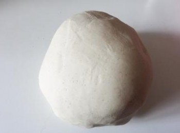 step3: 然後搓麵糰，搓至表面光滑(我搓了大約100次），再用保鮮膜包好，靜置30分鐘