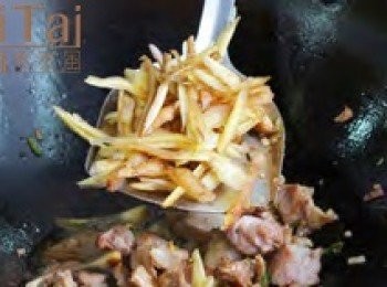 step1: 起油鍋，放入紅蔥頭、蒜仁、手指薑爆香，加入<a href="https://bit.ly/3EZL8dD" target="_blank" data-keyword="雞胸" class="guide-link"><strong>雞胸</strong></a> <span style="display:inline-block;vertical-align:middle;margin-top:-3px;color:initial;border-radius:3px;padding:2px 3px;font-size:12px;line-height:14px;background:#87d300;color:#fff;">即買</span> 肉翻炒至半熟。