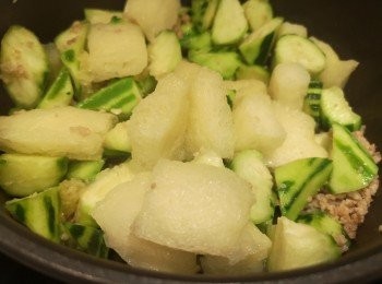 step4: 勝瓜炒到略帶軟身，再加入魚肚同炒