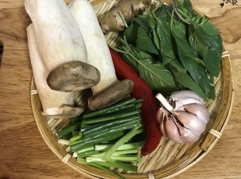 step2: 九層塔取葉洗淨，辣椒洗淨；蔥洗淨切段；杏鮑菇擦乾淨。