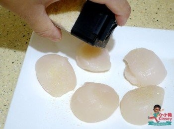 step2: 然後用蒜鹽醃帶子15分鐘~