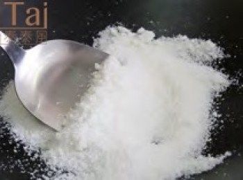 step1: 【<span class="group_2">配料</span>】椰絲、蝦乾及花生米先以乾鍋小火炒香，與其餘<span class="group_2">配料</span>分別擺盤，備用。