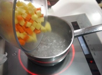 step1: 薯仔、甘筍去皮，切丁，
沸水下1小匙鹽，再下鍋，灼至軟身，放涼備用