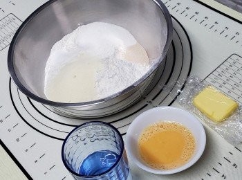 step1: 高筋+低筋+奶粉+糖+鹽+酵母先拌勻,加蛋及水拌勻放落枱搓5分鐘