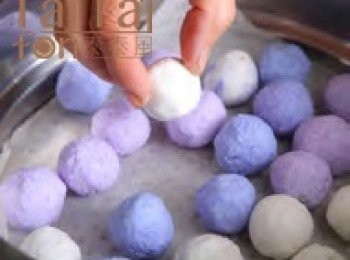 step4: 放入蒸鍋以大火蒸約15 分鐘，至西谷米呈透明、中心尚有一點白點，起鍋，刷上蒜油，以香菜葉和蒜酥裝飾即可。