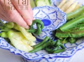 step4: 鮮魚抹上胡椒粉和鹽；油鍋燒熱，放入裹上地瓜粉的鮮魚，以中火炸到酥熟，撈起盛盤。
長豆、玉米筍、秋葵、花椰菜汆燙至熟（蛋茄可生吃），瀝乾水分後擺盤。