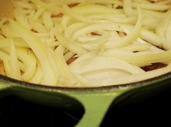 step2: 用油炒到洋蔥軟身，牛仔骨回鑊