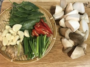 step5: 煮豬腳和尾巴時，將蒜頭剝皮；辣椒斜切；杏鮑菇滾刀切塊；薑切片備用。