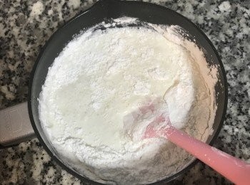 step2: 糖與牛奶混勻，倒入粉拌勻；