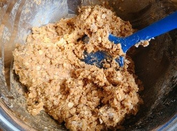 step5: 用刮刀輕手拌勻，拌勻即可切勿攪拌過度，