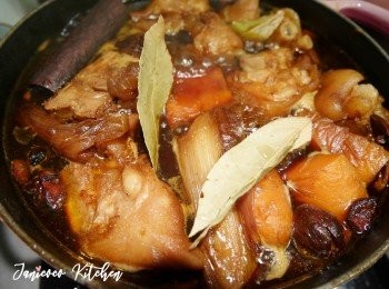 step5: 最後10-15分鐘檢查豬手，並放入粉絲煮至收汁。