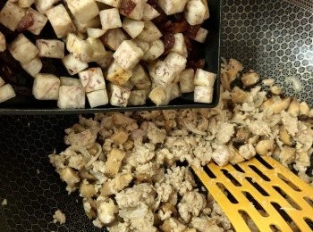 step6: 將芋頭、臘腸回鑊炒勻。