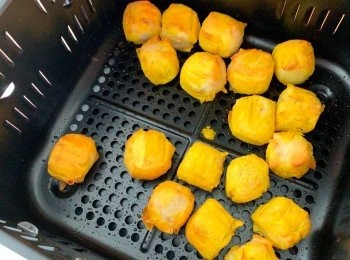 step5: 放入氣炸鍋用180度炸10分鐘。取出燒賣反一反再繼續180度炸5分鐘。