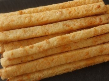 step2: 將兩片車打芝士用手撕細塊備用