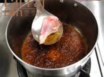 step1: 熱鍋，取椰漿上層的油脂炒到出油珠，加入黃咖哩醬炒香，放入雞腿小火炒到雞肉變色，倒入一半的椰漿和水，煮至雞腿熟軟，撈起雞腿備用。