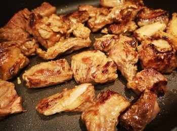 step3: 白鑊煎封牛肋腩表面備用。