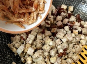 step7: 倒入櫻花蝦、及調味（頭抽1湯匙、雞粉1茶匙、蠔油1茶匙、糖1茶匙）炒勻。