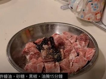 step2: 和牛粒
解凍洗淨後，用少許油，砂糖，黑椒腌15分鐘。