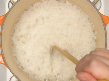 step3: 開蓋用筷子拌勻（免痴底)，轉細火蓋上鍋蓋煮3分鐘 