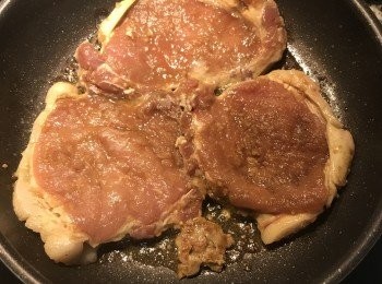 step2: 皮底鍋燒熱後下少許油，放醃好的排骨肉中小火煎；