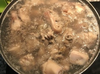 step4: 雜質浮出後關火，整鍋用冷水沖洗乾淨，並將豬腳和豬尾巴上的毛也都拔乾淨；