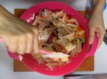 step4: 將所有材料加上鹽、黑胡椒粉及沙律醬拌勻