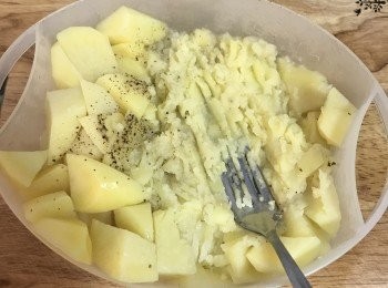 step8: 馬玲薯蒸熟後，加了鹽和胡椒粉調味，並用叉子將馬玲薯壓成泥；