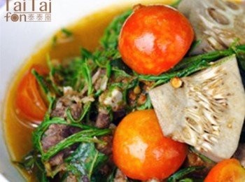 step3: 起油鍋，放入作法1<span class="group_2">醬底</span>爆香，加入豬排骨炒到豬肉變色，再加入水和青菠蘿蜜煮滾，轉小火煮約20分鐘。