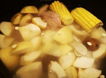 step2: 凍水放入所有材料，煲2.5小時，加入鹽再滾一滾，隔渣時用篩壓出雪梨水當湯水，即完成